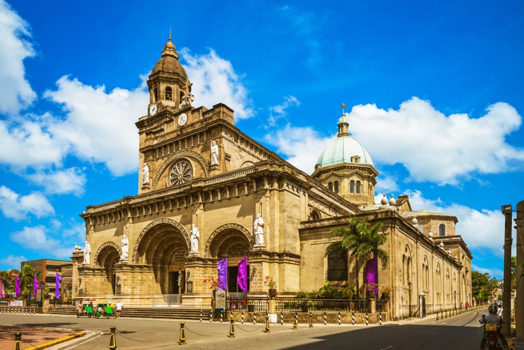 San Agustin Church – The country’s oldest stone church and a UNESCO World Heritage Site, with ornate interiors and a historic monastery museum.